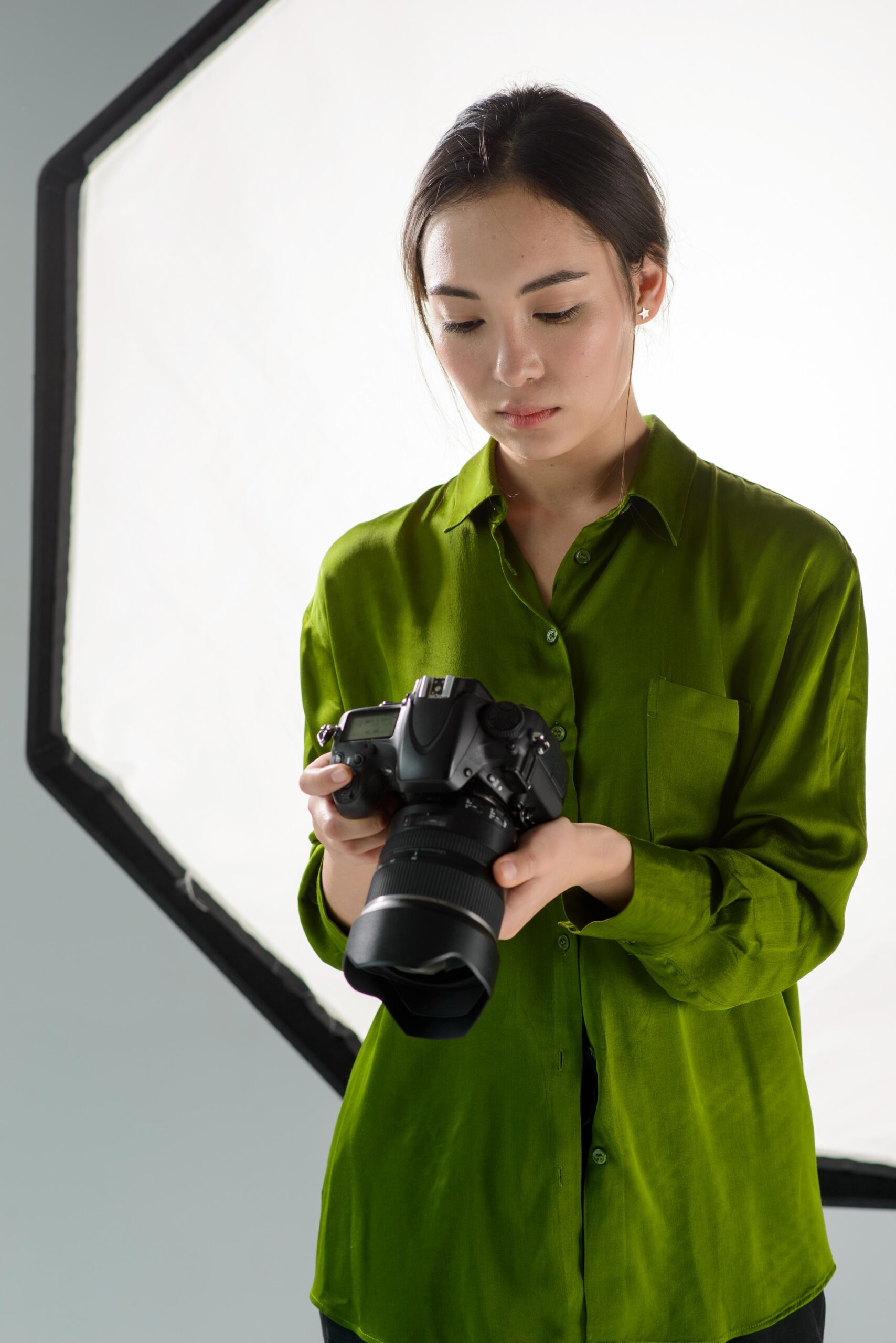 woman-photographer-with-camera (1)